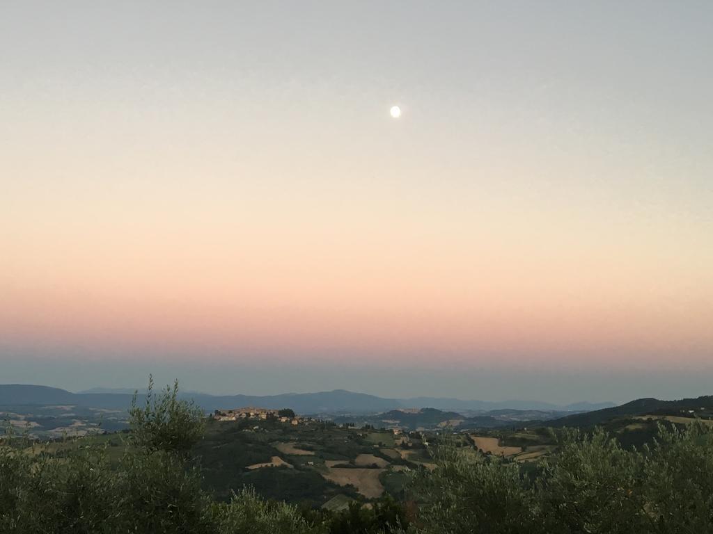 La Luna Di Mezzanotte Fratta Todina المظهر الخارجي الصورة